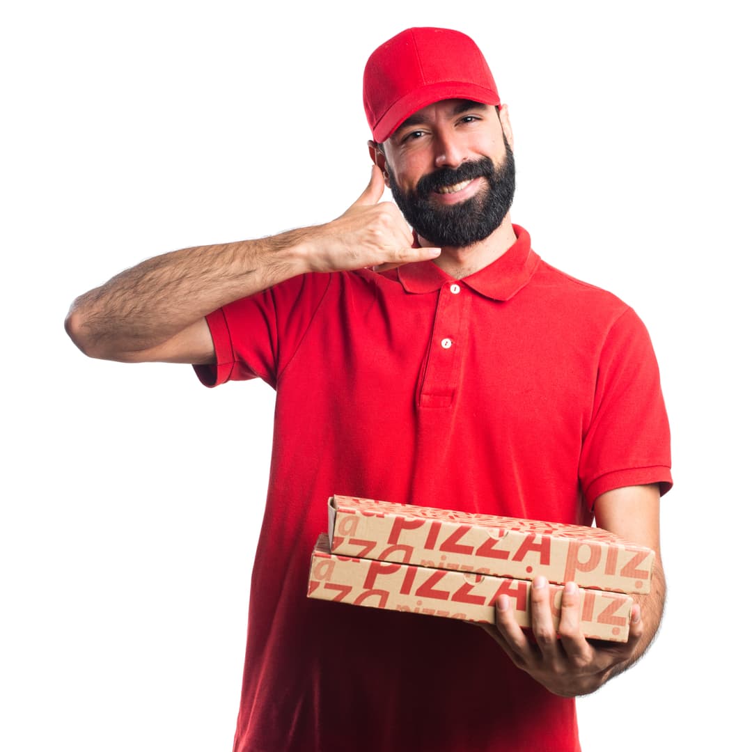 Homem de camisa vermelha fazendo sinal com a mão segurando caixas de pizza